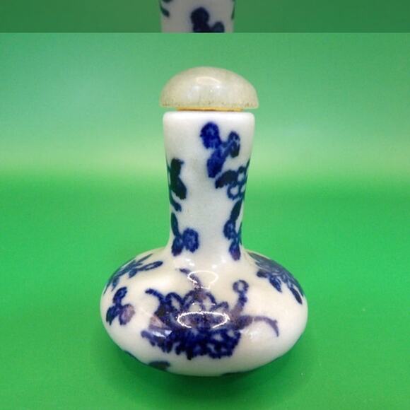 Signed Chinese Porcelain Snuff Bottle - Picture 2 of 5